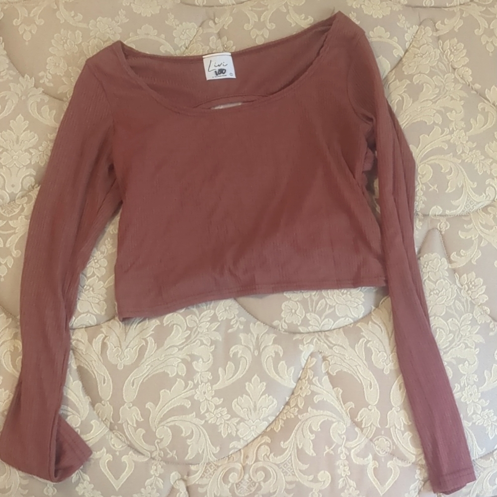 Small cropped long sleeve with cutout back